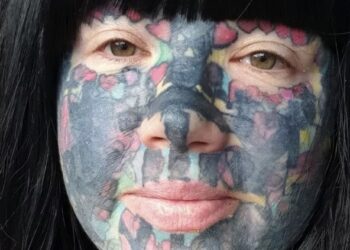 Moeder met meer dan 800 tatoeages laat zien hoe ze er zonder tattoo’s uitziet