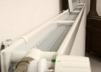 Last van stof tussen de verwarmingsradiator? Met deze eenvoudige truc ben je er in no-time vanaf!