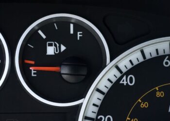 Huh!? Weet jij waar dit pijltje op het dashboard van je auto bedoeld is?