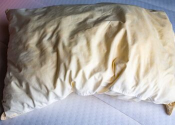 Zo maak je jouw hoofdkussen schoon zonder wasmachine (en het kost maar 1 euro)