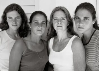 4 zussen namen 40 jaar lang dezelfde foto. Probeer niet te huilen wanneer je de laatste ziet