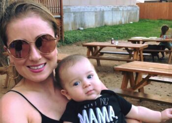 Moeder krijgt kritiek na geven van borstvoeding in het openbaar – haar reactie? Geniaal!