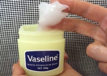Dit is de reden waarom je voor het slapen vaseline op je gezicht moet smeren