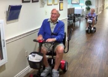 Liefde kent geen leeftijd: Phyllis van 102 en John van 100 trouwen met elkaar