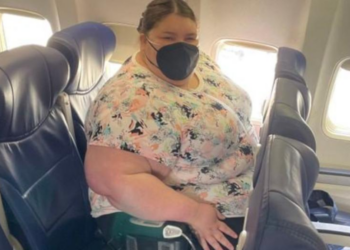 Demy is woest: “Vliegtuigstoelen zijn te klein, dit is discriminatie!”