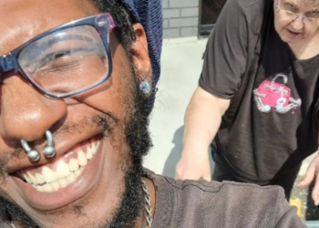 Jongen (27) is stapelverliefd op de 74-jarige Kathy: “Ik wil met haar trouwen”