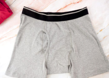 Hier is de opening aan de voorkant van heren boxershorts dus voor bedoeld!