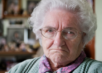 Oma (83): “Mijn kleinkinderen vinden mij oud en saai, ze komen nooit langs”