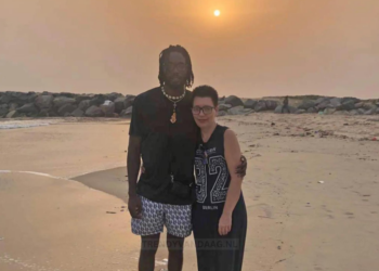 Mona (51) slaat Nigeriaanse internetliefde (24) aan de haak: “Voor hem laat alles achter”