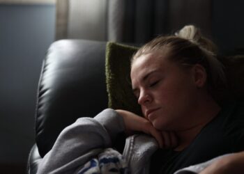 Val jij in slaap voor de TV? Het onthult dìt over je persoonlijkheid!