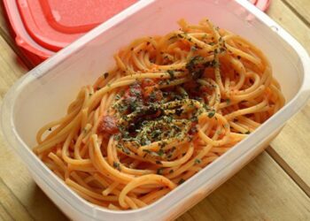 Jongen warmt spaghetti van slechts paar dagen oud op. Uren later kan hij dit niet meer na vertellen