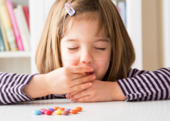 Maria (34) is boos: “Hoe durft ze mijn dochter na school snoep te geven?!”