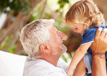 Opa Sven (69) vraagt €10 per uur aan zijn eigen dochter om op te passen