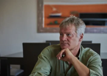 Lars (48) deelt zijn verhaal: “Mijn huwelijk is helemaal kapot door een onopgeruimd kopje”