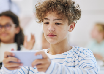 Vrouw (40): “Kan ik mijn zoon van 14 verbieden zijn smartphone mee naar school te nemen?”