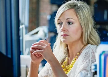 “Ben ik de boosdoener omdat ik weiger mijn trouwdatum te wijzigen voor mijn zwangere nicht?”