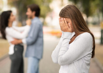 Anoniem: “Mijn man wil op dezelfde hotelkamer als zijn vrouwelijke collega. Wat moet ik doen?”