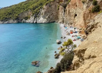 Dit dromerige Griekse eiland heeft helder blauw water en kost nog geen 26 euro per nacht