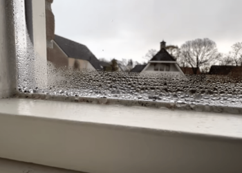 Met deze handige truc had hij nooit meer last van natte ramen & bijbehorende schimmel!