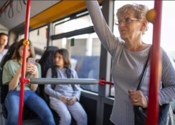 Vrouw woedend als kinderen hun zitplek in bus niet opgeven voor oudere passagier