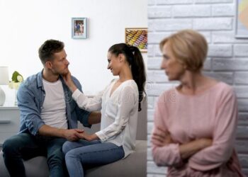 Linda’s zoon bedroog haar pas bevallen schoondochter. “Door mijn reactie heb ik ruzie met de hele familie.”