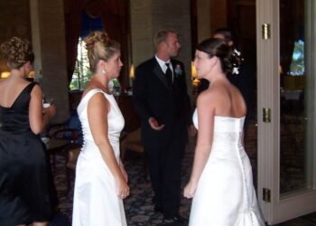 Expired: Annemarie’s halfzus trok een trouwjurk aan naar haar bruiloft. “Huilend verliet ze het feest.”