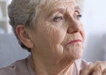 “Truus (80) voelt zich elke dag eenzaam thuis: ‘Mijn kinderen zijn te druk, en verder komt er niemand langs’”