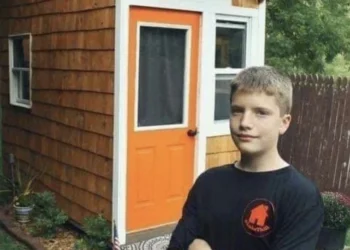 13-jarige bouwt piepklein huis van 1500 euro in achtertuin van gezin
