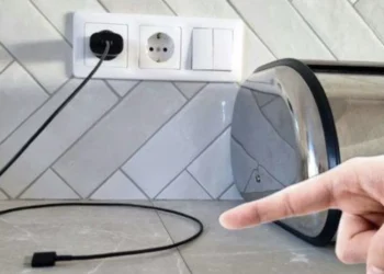 3 redenen waarom je de telefoonoplader nu uit je stopcontact moet halen (echt doen!)