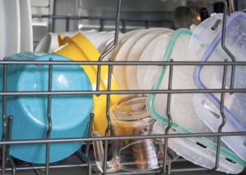 Dit is waarom plastic bakjes en bekers niet droog worden in de vaatwasser (zó wel)