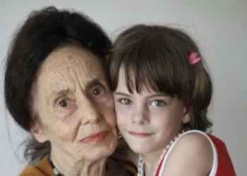 Deze moedige keuze veranderde haar leven: hoe ziet het meisje eruit dat werd geboren uit een moeder van 66 jaar?