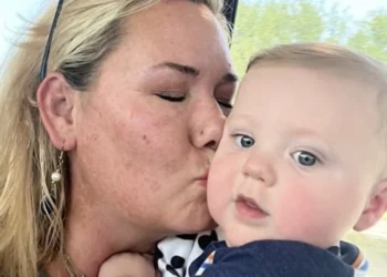 Vrouw adopteert baby van overleden ex-partner van haar man: ‘Moeder is degene die liefheeft en zorgt’”