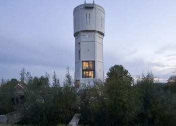 2 broers zijn erin geslaagd om van een oude watertoren een prachtig appartement te maken!