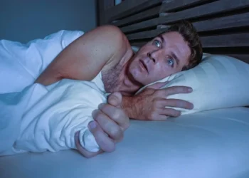 Krijg jij wel eens een schok wanneer je in slaap valt? Dít is wat het betekent!