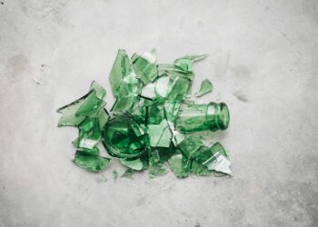 Dit is waarom kapotte glazen niet in de glasbak mogen!