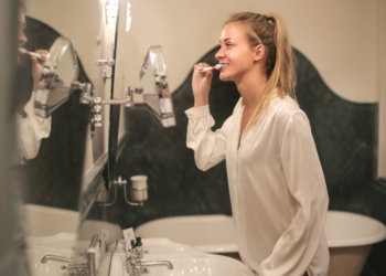 Dominique: “Mijn vriend poetst nooit zijn tanden”