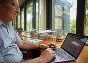 Bernard (68): “De nieuwe generatie wil alles, maar werkt er niet voor. Ik erger me hieraan!”