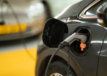 Thea: “Mijn buurman rijdt elektrisch, ik blijf achter met mijn oude benzineauto.”