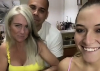 Vrouw die haar man regelmatig met haar moeder deelt, doet nog een bizarre bekentenis