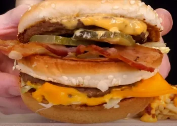 Vegetariër krijgt spek op McPlant-hamburger: “Heb de hele nacht gehuild!”