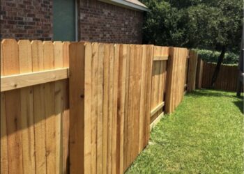 Buren klagen over speelgeluiden en eisen hogere schutting: “De rekening ligt bij mij”