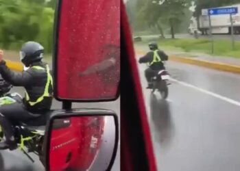 Video: Vrachtwagenchauffeur geeft aso motorrijder wat hij verdiend