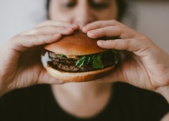 Lisa: “Mijn vriend wil dat ik vlees bereid, maar ik ben veganist”