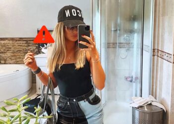 ZIEN: Vrouw plaatst selfie in badkamerspiegel, maar ontdekt dan het spiegelbeeld