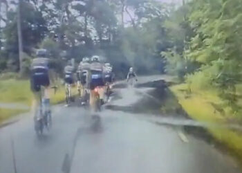Automobilist hoeft niet lang na te denken met groepje wielrenners en gigantische plas water!