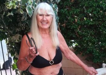 92-jarige dame kleedt zich vaak in badpakken zoals een 16-jarig meisje! (+FOTO’S)