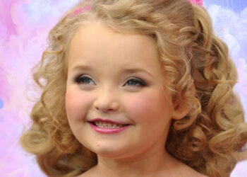 Van kinderster naar volwassenheid: Het leven van Alana Thompson