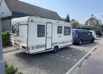 Kees (64): “Waarom mogen mijn buren hun caravan het hele jaar op de oprit laten staan?”