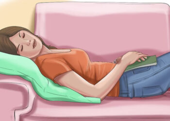 Dit zijn de schadelijke gevolgen van op de bank in slaap vallen! (Niet doen dus)