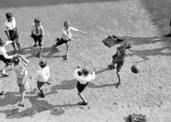 Herinneringen aan toen: Dit is hoe we vroeger voetbalden op straat (met 2 jassen als goal)